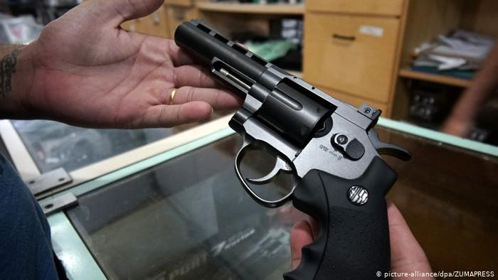 Нужны ли украинцам дома пистолеты и револьверы