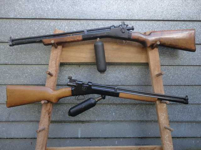 Фотография винтовки CG с прямым и наклонным расположением баллона с сайта Gatewaytoairguns.org